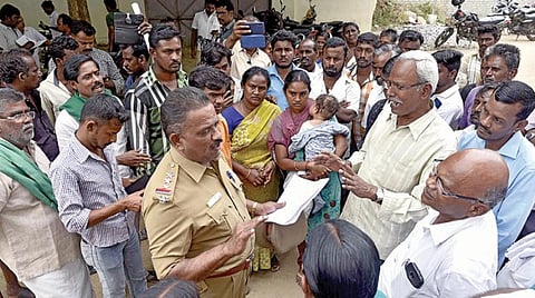 மின்கோபுரம் அமைக்க மரங்களை வெட்டியதால் வேதனை: மேட்டூர் அருகே விவசாயி தற்கொலை