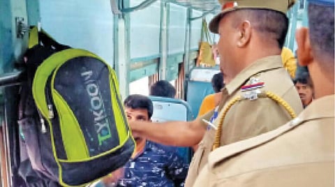 கோவை ரயில் நிலையத்தில் நேற்று சோதனை நடத்திய ரயில்வே காவல்துறையினர்.