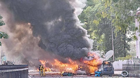 குடியுரிமை திருத்த சட்டத்துக்கு எதிராக உத்தரபிரதேச தலைநகர் லக்னோவில் நேற்று நடைபெற்ற போராட்டத்தில் வன்முறை வெடித்தது. இதில் ஏராளமான வாகனங்கள் தீ வைத்து எரிக்கப்பட்டன.