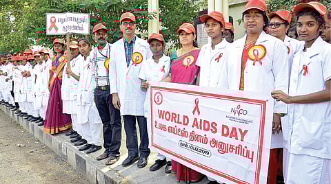 எய்ட்ஸ் நோய் குறித்த விழிப்புணர்வு மனித சங்கிலி நிகழ்ச்சியை ராஜீவ் காந்தி அரசு பொது மருத்துவமனை வளாகத்தில் சென்னை மாவட்ட ஆட்சியர் ஆர்.சீத்தாலட்சுமி நேற்று தொடங்கிவைத்தார். உடன், ராஜீவ் காந்தி அரசு பொது மருத்துவமனையின் டீன் ஜெயந்தி, மருத்துவக் கண்காணிப்பாளர் நாராயணபாபு, மாவட்ட எய்ட்ஸ் தடுப்பு திட்ட மேலாளர் ஆர்.செல்வம்.