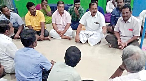 பித்தளைப்பட்டி ஊராட்சியில் வாக்காளர்களுக்கு பணம் தரமாட்டோம் என சத்தியம் செய்ய கோயிலில் அமர்ந்திருந்த வேட்பாளர்கள்.