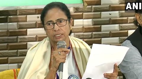 மேற்கு வங்க முதல்வர் மம்தா பானர்ஜி கொல்கத்தாவில் நிருபர்களுக்குப் பேட்டி அளித்த காட்சி | படம்: ஏஎன்ஐ.