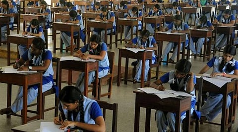 சமூகவலைதளத்தில் வெளியான அதே வினாத்தாள் அரையாண்டுத் தேர்வில் கொடுத்ததால் பிளஸ் 2 மாணவர்கள் அதிர்ச்சி