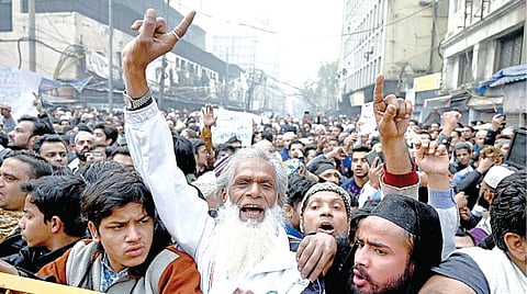 குடியுரிமை திருத்த சட்டத்துக்கு எதிராக டெல்லி ஜும்மா மசூதியில் இருந்து ஜந்தர் மந்தருக்கு நேற்று கண்டன பேரணி நடைபெற்றது. அப்போது தடுப்புகளை அமைத்து போராட்டக்காரர்களை, போலீஸார் தடுத்து நிறுத்தினர்.படம்: பிடிஐ