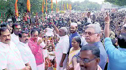 குடியுரிமை திருத்தச் சட்டத்துக்கு ஆதரவாகவும், இந்தச் சட்டத்துக்கு எதிராக போராடி வரும் திமுக உள்ளிட்ட கட்சிகளை கண்டித்தும் பாஜக சார்பில் சென்னை நுங்கம்பாக்கம் வள்ளுவர் கோட்டம் அருகில் நேற்று ஆர்ப்பாட்டம் நடைபெற்றது. இதில் பங்கேற்ற முன்னாள் மத்திய இணை அமைச்சர் பொன்.ராதாகிருஷ்ணன், பாஜக தேசிய செயலாளர் ஹெச்.ராஜா, தேசிய பொதுக்குழு உறுப்பினர் ஹெச்.வி.ஹண்டே, மாநில துணைத் தலைவர் நயினார் நாகேந்திரன், முஸ்லிம் ராஷ்ட்ரீய மஞ்ச் மாநிலத் தலைவர் பாத்திமா அலி, தமிழ்நாடு ஏகத்துவ பிரச்சார ஜமா அத் தலைவர் எம்.இப்ராகிம் உள்ளிட்டோர் பங்கேற்றனர்.படம்: ம.பிரபு