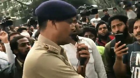 பெங்களூருவில் தேசிய கீதம் பாடி கும்பலை கலைத்த அதிகாரி