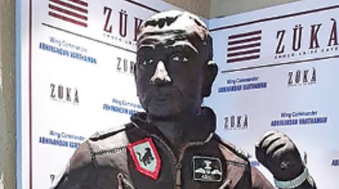 கிறிஸ்துமஸ் கொண்டாட்டத்திற்காக அபிநந்தன் உருவில் சாக்லெட் சிலை