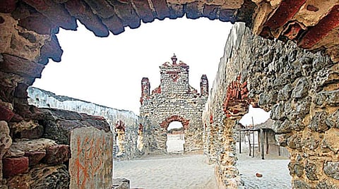 தனுஷ்கோடியில் புயலால் சேதமடைந்து எஞ்சியுள்ள தேவாலயம்.﻿﻿﻿﻿﻿﻿﻿﻿﻿﻿