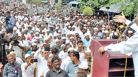 புதுக்கோட்டை பி.யு.சின்னப்பா பூங்கா அருகே நேற்று நடைபெற்ற ஆர்ப்பாட்டத்தில் பேசுகிறார் முன்னாள் மத்திய அமைச்சர் ப.சிதம்பரம்.