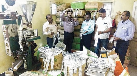 பாக்கெட்டுகளில் அடைத்து கடைகளுக்கு விநியோகிக்கப்பட்ட 2 டன் கலப்பட டீ தூளை பறிமுதல் செய்த அதிகாரிகள்