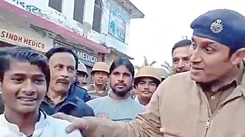 உத்தரபிரதேசத்தில் போராட்டக்காரர்கள் மத்தியில் குடியுரிமை சட்டம் பற்றி விளக்கிய ஐபிஎஸ் அதிகாரி: ட்விட்டரில் வேகமாக பரவும் வீடியோ பதிவு 