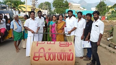 சின்னத்தைப் பிரபலப்படுத்த தினமும் 5 கி.மீ.தூரத்திற்கு கை உருளையை தள்ளிக்கொண்டு வாக்கு சேகரிக்கும் பெண் வேட்பாளர்