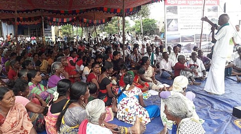 திண்டுக்கல் அருகே மயிலாப்பூர் கிராமத்தில் குடகனாறு தண்ணீர் பங்கீடு பிரச்சனைக்காக தேர்தலை புறக்கணித்து போராடும் பொதுமக்களிடம்