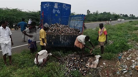 சிவகங்கை அருகே டன் கணக்கில் காலாவதியான மருந்து பாட்டில்கள்: வாகனத்தை சிறைபிடித்த கிராம மக்கள்
