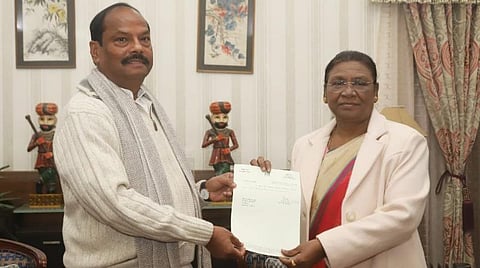 ஜார்க்கண்ட் ஆளுநர் திரௌபதி முர்முவிடம் ராஜினாமா கடிதத்தை அளித்த ரகுபர் தாஸ் : படம் |ஏஎன்ஐ.