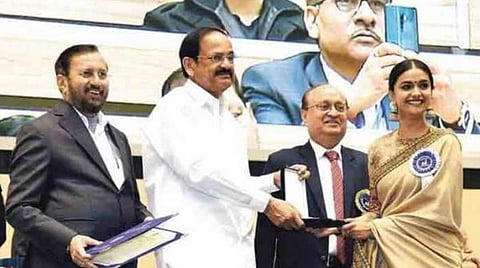 டெல்லியில் நேற்று நடைபெற்ற விழாவில் குடியரசு துணைத் தலைவர் வெங்கய்ய நாயுடுவிடமிருந்து சிறந்த தேசிய நடிகைக்கான விருதை நடிகை கீர்த்தி சுரேஷ் பெற்றுக்கொண்டார்.