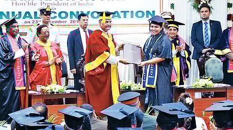 புதுவைப் பல்கலைக்கழகத்தின் 27-வது பட்டமளிப்பு விழாவில் குடியரசுத் தலைவர் ராம்நாத் கோவிந்த் சாதனை படைத்த மாணவர்களுக்கு தங்கப் பதக்கம் வழங்கி, சான்றிதழ்களை வழங்குகிறார். அருகே துணைநிலை ஆளுநர் கிரண்பேடி, முதல்வர் நாராயணசாமி, துணைவேந்தர் குர்மீத் சிங் உள்ளிட்டோர்.படம்: செ.ஞானபிரகாஷ்