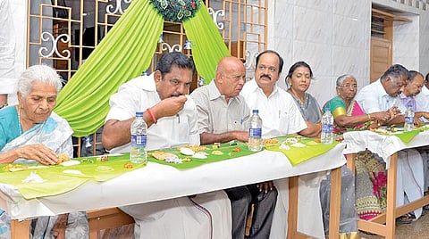 அதிமுக சார்பில் சென்னை கீழ்ப்பாக்கத்தில் உள்ள கருணை இல்லத்தில் கிறிஸ்துமஸ் விழா நேற்று நடைபெற்றது. முதல்வர் பழனிசாமி, துணை முதல்வர் ஓ.பன்னீர்செல்வம் கிறிஸ்துமஸ் கேக் வெட்டி, அனைவருக்கும் வழங்கினர். பின்னர், கருணை இல்லத்தில் உள்ள முதியவர்களுடன் அமர்ந்து உணவு அருந்தினர். படம்: பு.க.பிரவீன்