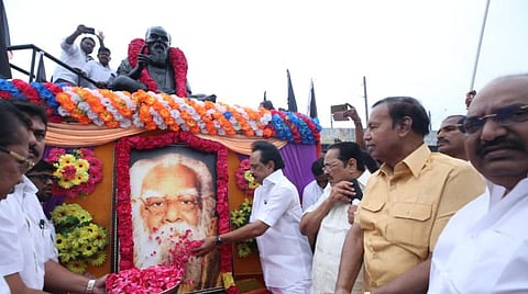 பெரியாரின் உருவப்படத்திற்கு மரியாதை செலுத்தும் ஸ்டாலின்
