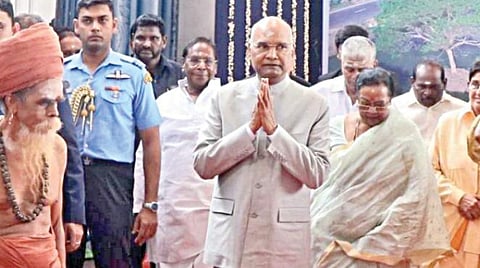 திருநள்ளாறு தர்பாரண்யேஸ்வரர் கோயிலில் நேற்று வழிபாடு செய்த குடியரசுத் தலைவர் ராம்நாத் கோவிந்த்.