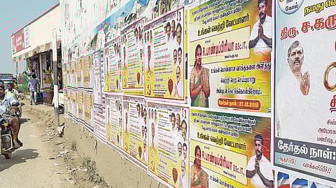 திண்டுக்கல் அருகே பாலகிருஷ்ணாபுரம் கிராம ஊராட்சிக்குட்பட்ட பகுதி சுவரில் ஒட்டப்பட்டுள்ள போஸ்டர்கள்.