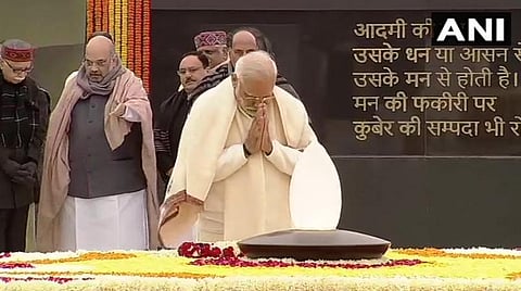 டெல்லியில் உள்ள வாஜ்பாய் நினைவிடத்தில் பிரதமர் மோடி அஞ்சலி செலுத்தியகாட்சி : படம்|ஏஎன்ஐ