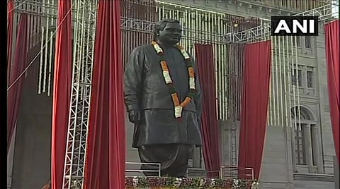 லக்னோவில் பிரமாண்ட வாஜ்பாய் சிலை: பிரதமர் மோடி திறந்து வைத்தார்