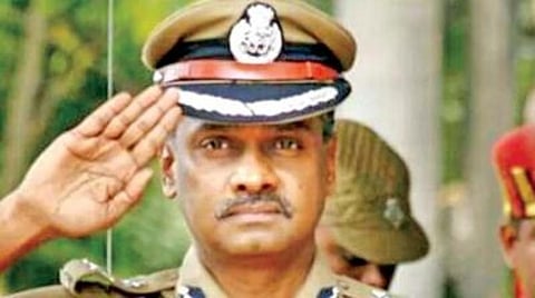 டீக்கடையில் கேட்பாரற்று கிடந்த ரூ.3.5 லட்சத்தை போலீஸில் ஒப்படைத்த வியாபாரி: காவல் ஆணையர் ஏ.கே.விஸ்வநாதன் பாராட்டு