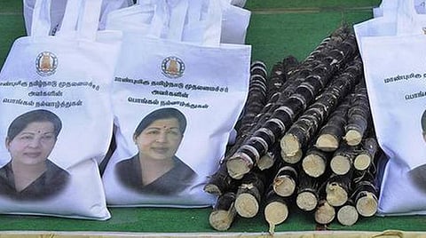 அரிசி குடும்ப அட்டைதாரர்களுக்கு ஜன.2-க்கு பிறகு ஆயிரம் ரூபாயுடன் பொங்கல் பரிசு: கரும்பு தவிர மற்ற பொருட்கள் ரேஷன் கடைகளில் இருப்புவைப்பு