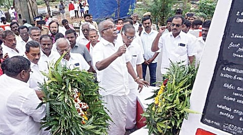 கீழவெண்மணியில் தியாகிகள் நினைவு ஸ்தூபிக்கு மரியாதை செலுத்திய மார்க் சிஸ்ட் கட்சியின் மாநிலச் செயலாளர் கே.பாலகிருஷ்ணன்.