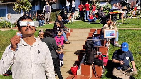 சூரிய கிரகணத்தை ஆர்வத்துடன் பார்க்கும் பொதுமக்கள்