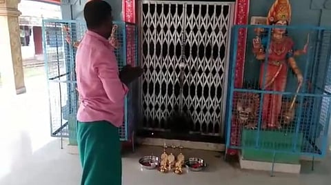 பரிசு பொருட்களை கோயிலில் வைத்து கும்பிடும் பச்சமுத்து