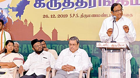 தமிழக மக்கள் ஒற்றுமை மேடை அமைப்பின் சார்பில் குடியுரிமை சட்டத்துக்கு எதிரான கருத்தரங்கம் சென்னையில் நேற்று நடந்தது. இதில் முன்னாள் மத்திய நிதியமைச்சர் ப.சிதம்பரம் பேசினார். அருகில் (இடமிருந்து) மார்க்சிஸ்ட் கம்யூனிஸ்ட் அரசியல் தலைமைக் குழு உறுப்பினர் பிரகாஷ் காரத், கனிமொழி எம்.பி., மனிதநேய மக்கள் கட்சித் தலைவர் எம்.எச்.ஜவாஹிருல்லா, காயிதே மில்லத் கல்வி, சமூக அறக்கட்டளை பொதுச்செயலாளர் தாவூத் மியாகான் ஆகியோர். படம்: பு.க.பிரவீன்