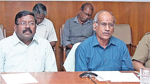 தமிழக தேர்தல் ஆணையர் ஆர்.பழனிசாமி தலைமையில் நேற்று நடந்த ஆய்வுக் கூட்டம்.