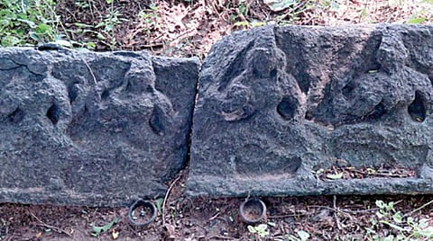 உத்திரமேரூர் அருகே வேடப்பாளையம் கிராமத்தில் கண்டெடுக்கப்பட்ட சப்த மாதர் சிற்பத் தொகுப்பு.