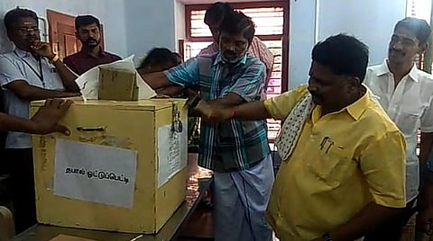 உள்ளாட்சித் தேர்தல்: அருப்புக்கோட்டையில் சாவி தொலைந்தது; சுத்தியலால் தபால் வாக்குப் பெட்டி உடைப்பு