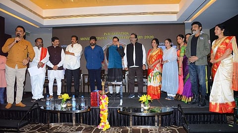 மது போதையில் நடிகர் ராஜசேகர் பேச்சு: சிரஞ்சீவி ஆக்ரோஷம் - தெலுங்கு நடிகர் சங்க நிகழ்ச்சியில் சர்ச்சை 