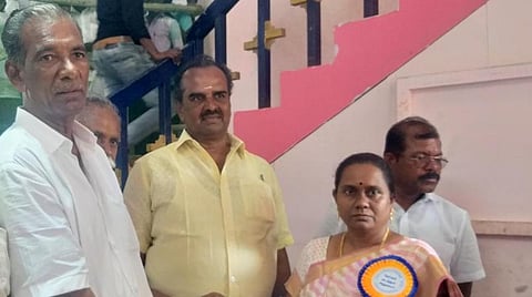 கயத்தாறு ஊராட்சி ஒன்றியம் 4-வது வார்டில் வெற்றி பெற்ற மதிமுக வேட்பாளர் ஜெயச்சந்திரனுக்கு தேர்தல் நடத்தும் அலுவலர் ஹெலன் சான்றிதழ் வழங்கினார்.