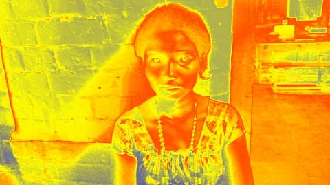 கள்ளச்சாவிமூலம் இருசக்கர வாகனத்தை திருட முயன்ற இளம்பெண்கள்:  சிசிடிவி கேமரா மூலம் பிடித்த உரிமையாளர்: ஒரு பெண் தப்பி  ஓட்டம்