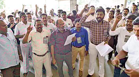 ரயில்வே துறையை தனியார்மயமாக்கும் கொள்கையை கைவிடக் கோரி எஸ்ஆர்எம்யு சார்பில் சென்னை சென்ட்ரல் புறநகர் ரயில் நிலையம் அருகே நேற்று நடைபெற்ற கண்டன ஆர்ப்பாட்டத்தில் பங்கேற்ற ரயில்வே ஊழியர்கள் படம்: பு.க.பிரவீன் ﻿﻿