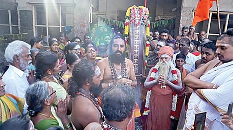 சிதம்பரம் நடராஜர் கோயிலுக்கு காணிக்கையாக அளிக்கப்பட்ட தங்க வில்வ இலைகள் பூஜை செய்யப்பட்டு ஊர்வலமாக எடுத்து செல்லப்பட்ன.