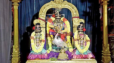 சென்னை திருவல்லிக்கேணி பார்த்தசாரதி கோயிலில் வைகுண்ட ஏகாதசி திருவிழாவை முன்னிட்டு, பகல் பத்து உற்சவத்தின் 7-ம் நாளான நேற்று  பகாசுரவதம் திருக்கோலத்தில் உபய நாச்சியார்களுடன் பக்தர்களுக்கு அருள்பாலித்த பார்த்தசாரதி பெருமாள். படம்: எல்.சீனிவாசன்﻿﻿