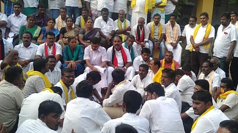 தர்ணாவில் ஈடுபட்டுள்ள ஜோதிமணி, செந்தில் பாலாஜி உள்ளிட்டோர்