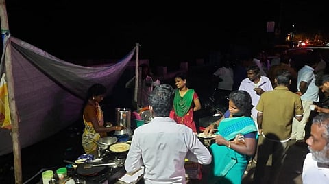 வாக்கு எண்ணிக்கை நடைபெறும் மையத்தின் முன்பு அமைக்கப்பட்டிருக்கும் தற்காலிக சாப்பாட்டுக் கடை