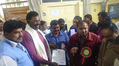 திமுக சார்பில் ஊராட்சி ஒன்றியக்குழு உறுப்பினராக 2-வது வார்டில் வெற்றி பெற்ற துரைக்கு சான்றிதழ் வழங்கப்படுகிறது.