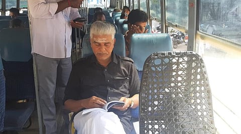 பேருந்தில் பயணித்த அமைச்சர் கமலக்கண்ணன்