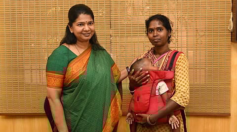 இந்து தமிழ் செய்தி எதிரொலி; கைக்குழந்தையுடன் உணவு சப்ளை செய்யும் பெண்ணுக்கு உதவ முன்வந்த கனிமொழி  