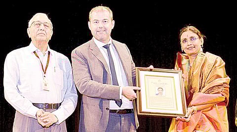 மியூசிக் அகாடமியின் 14-வது நாட்டிய தொடக்க விழாவில் ‘நிருத்ய கலாநிதி’ விருதை சென்னைக்கான பெல்ஜியம் தூதரக தலைமை அதிகாரி மார்க் வேன் டே வ்ரகனிடமிருந்து பெறும் பிரியதர்ஷினி கோவிந்த். உடன் மியூசிக் அகாடமி தலைவர் என்.முரளி.