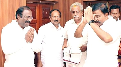 திருச்சி தில்லைநகரிலுள்ள கட்சி அலுவலகத்தில் வாழ்த்து பெற வந்த திமுக வேட்பாளர்களிடம் நன்றி தெரிவித்த முன்னாள் அமைச்சர் கே.என்.நேரு. உடன் திமுக தலைமைக் கழக பார்வையாளர் சங்கராபுரம் எம்எல்ஏ உதயசூரியன் உள்ளிட்டோர்.