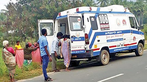 ஆம்பூர் அருகே வயல்வெளியில் இளம்பெண்ணுக்கு பிரசவம்